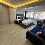 The Square 30 Hotell *