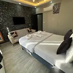 The Square 30 Hotell