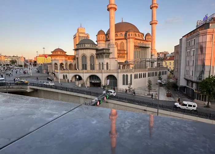 Hotel The Square 30 *