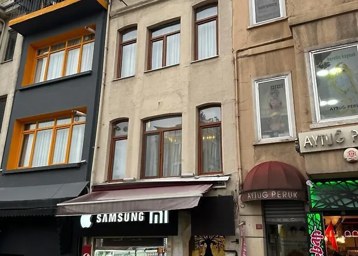 The Square 30 Hotel *